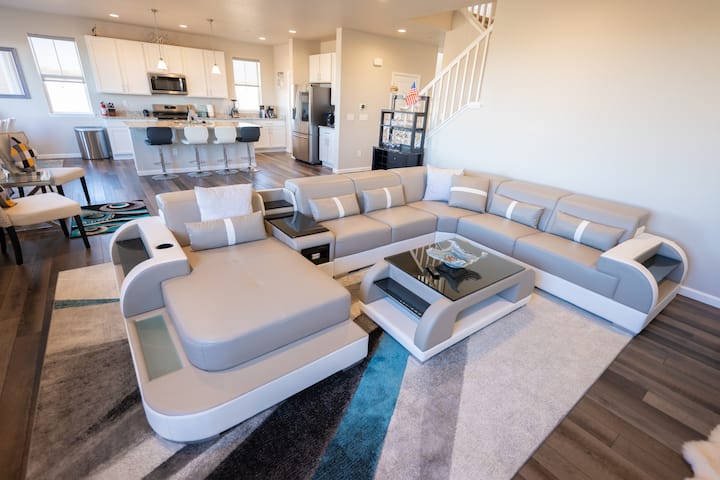 Pristine Modern Basecamp + Views - Westminster, CO