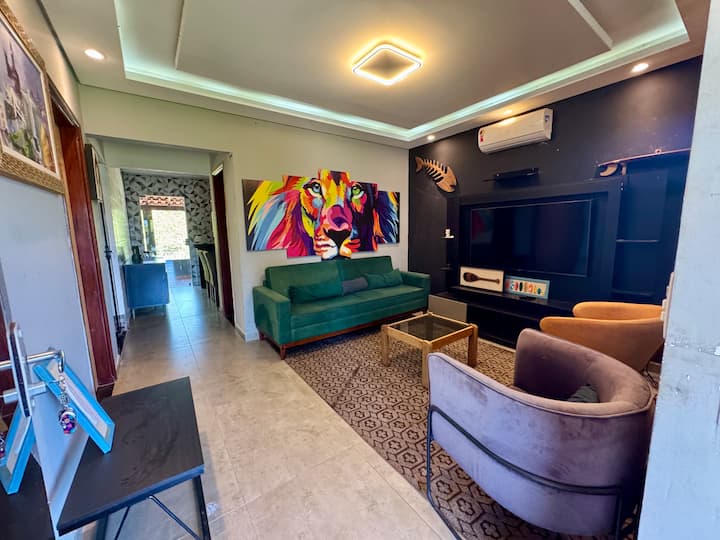 Sala espaçosa com ar condicionado, sofá cama pra 2 pessoas, 2 poltronas, TV e Internet.