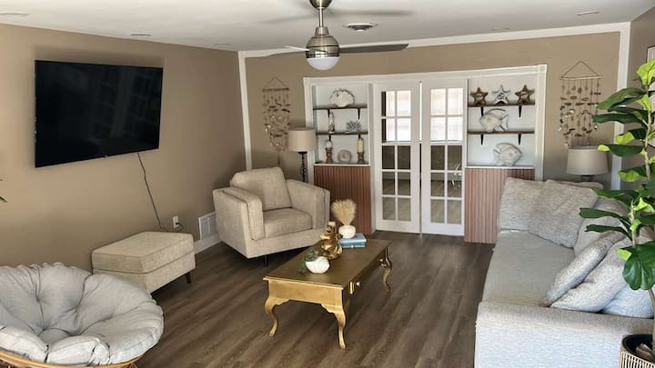 Spa Beach Retreat • Sleeps 10 • 8 Min To Beach - Englewood, FL