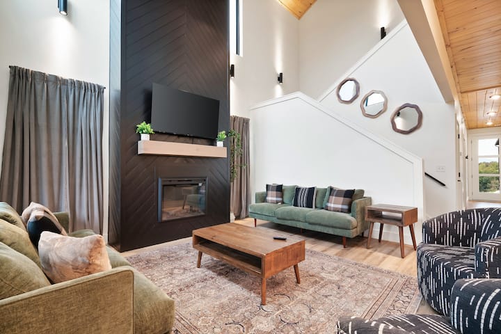 Luxe Cabin/pool! Hot Tub! Sauna/golf Sim & Theater - Sevierville, TN