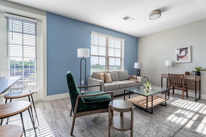 Landing | Stunning 1bd, Clubhouse, Yoga Studio - Savannah