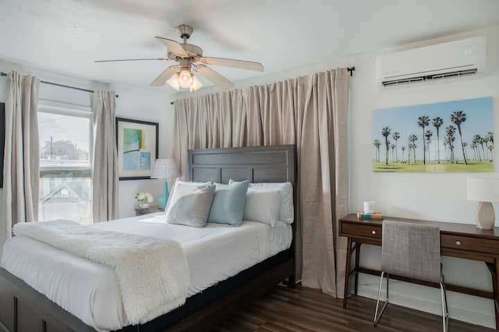 The Westheimer Dream 7 | Walkable Montrose 1br! - Houston, TX