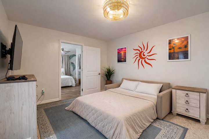 Sofá cama Koala - espuma viscoelástica completa - tamaño queen - el cuarto dormitorio es una habitación adicional con puerta que se cierra, cómodas, ventilador de techo y televisor