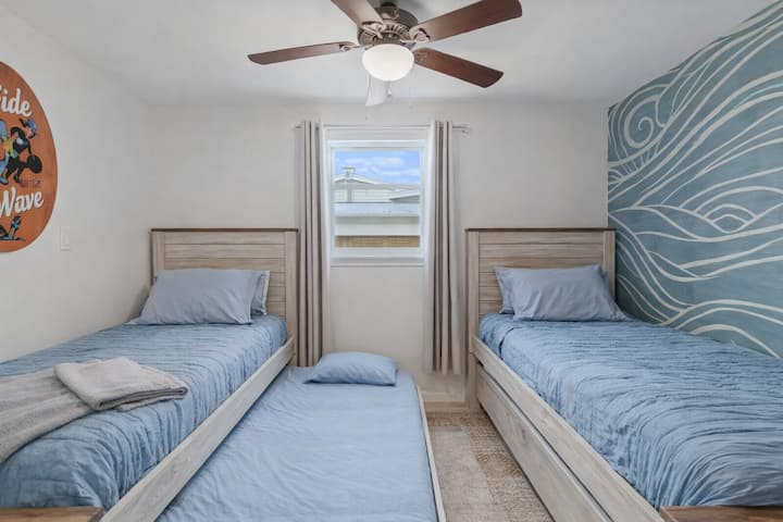El dormitorio Blue Wave tiene dos camas individuales y una cama nido individual. Capacidad para 3 adultos o niños.