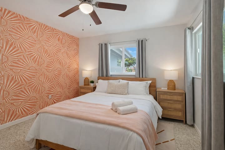 El dormitorio boho Sunburst tiene un colchón híbrido queen de firmeza media, mesitas de noche con puertos USB, cortinas opacas, un clóset completo, un portamaletas y un ventilador de techo, y tiene capacidad para que duerman dos personas cómodamente.