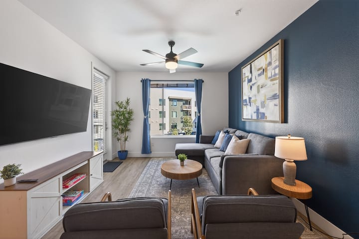Lux 2br: Games, King Beds, Pool, Spa, Gym, Parking - San Diego, CA