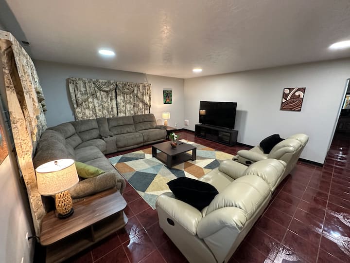 Sadie’s Commons | 7br Air-conditioned | Pool Table - American Samoa