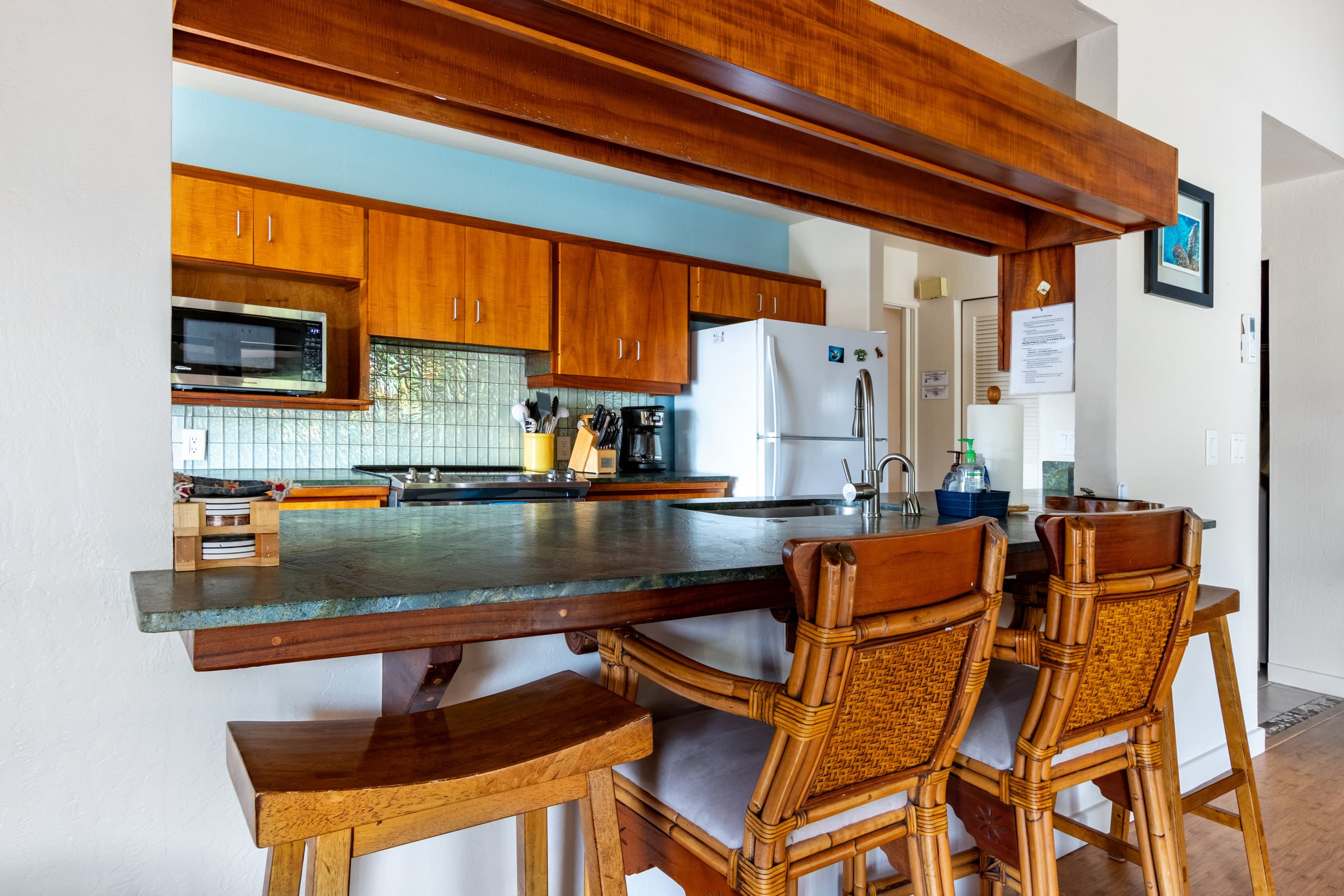 Condo in Kailua-Kona · ★4.96 · 2 bedrooms · 4 beds · 2 baths - Image 11
