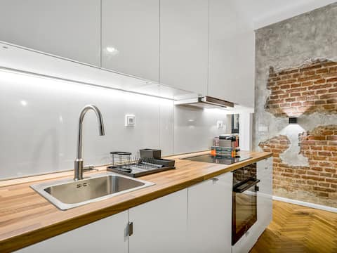 Popular Airbnb listing: Spacious Apartment by River / Vyšehrad / Náplavka in Praha 2