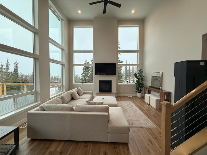 Luxury Hillside Retreat W/ Mountain Views - Anchorage, AK