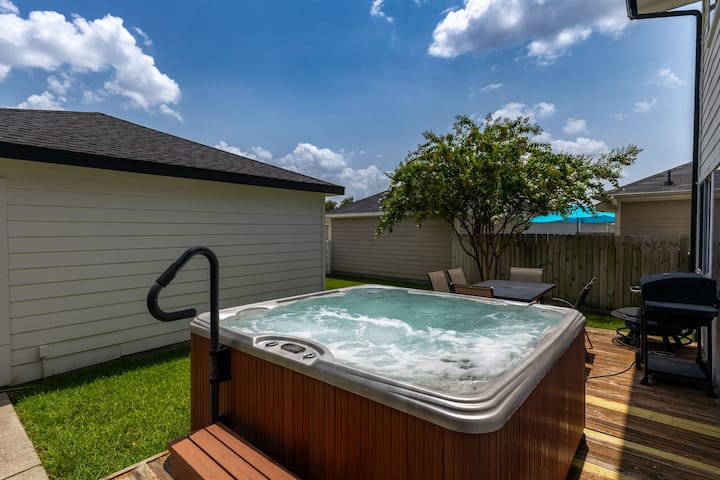 Htown Getaway Hot Tub Game Room Fire Pit Sleeps 16 - Houston, TX