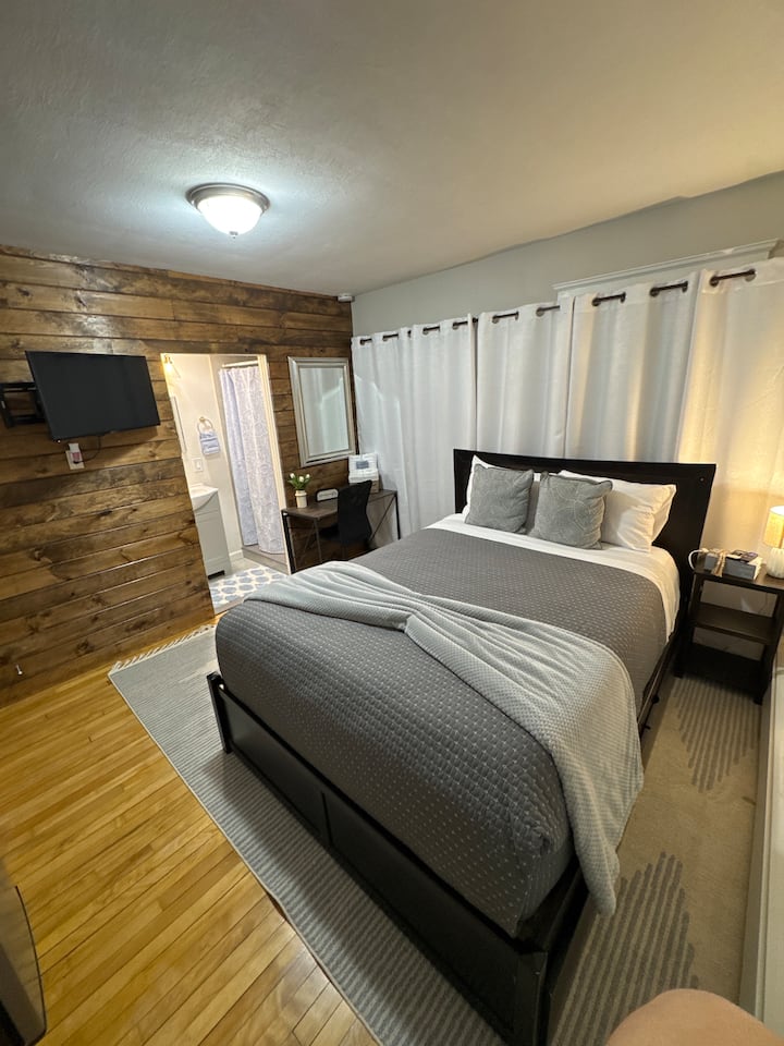Private Suite W/ Bath Free Parking –25m Boston - Brockton