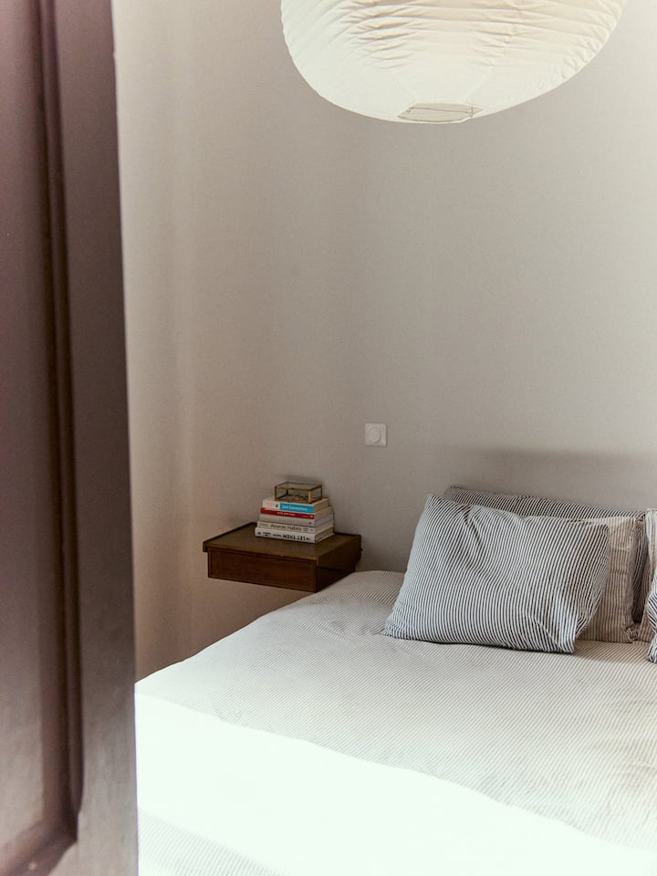 Habitación principal: puede encontrar un ropero frente a la cama.