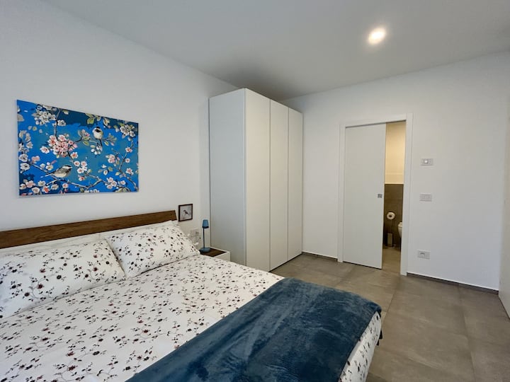 Hoofdslaapkamer met tv en eigen badkamer