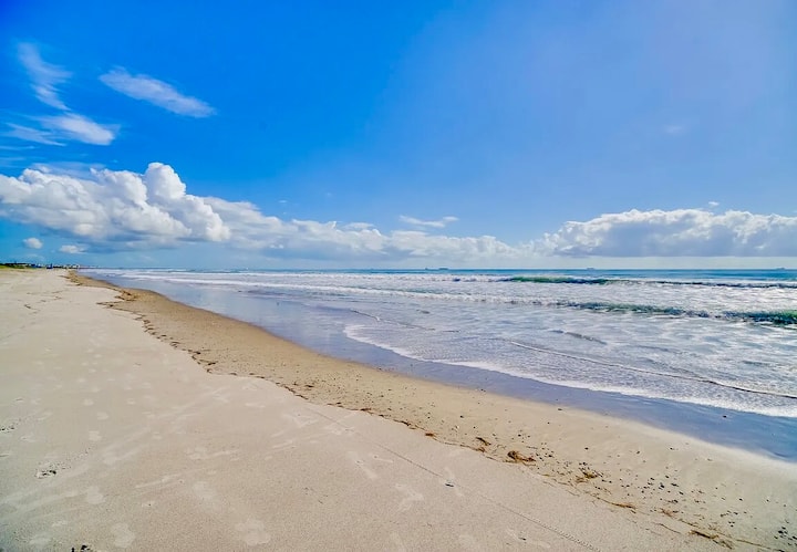 The Beach Is Calling, Come Stay Here! - Cocoa Beach, FL