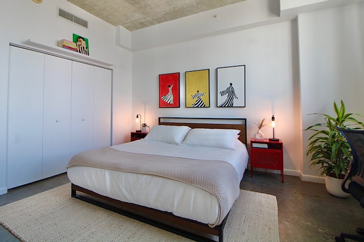 Modern High-rise W/ Stunning Views I Rooftop Pool - Miami, FL