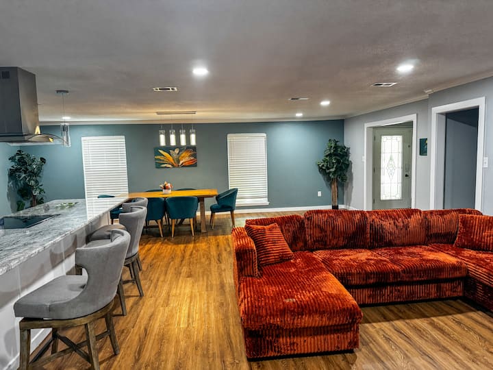 Spacious Home W/ Private Pool In Central Location - Mobile, AL