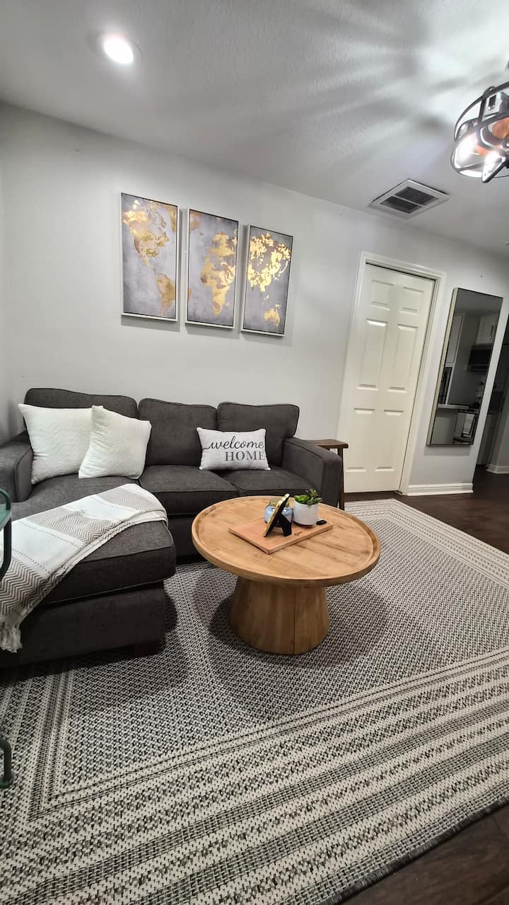 Stylish Garage Apartment With Backyard Oasis - Stagecoach, TX