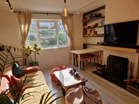 Top Airbnb: Peaceful 3-Bed Woodland Retreat with a view. in Avonmouth And Lawrence Weston