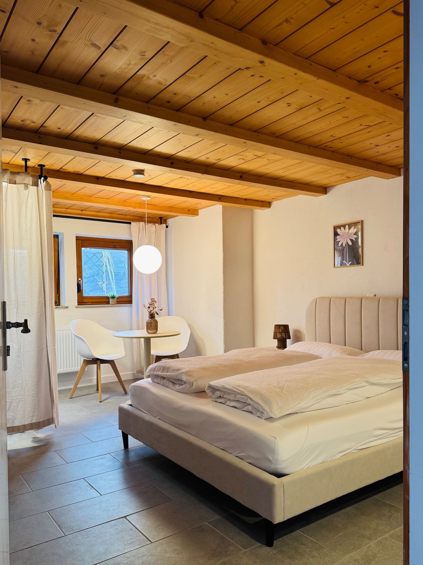 Chalet-Style Studio Room West Town B17