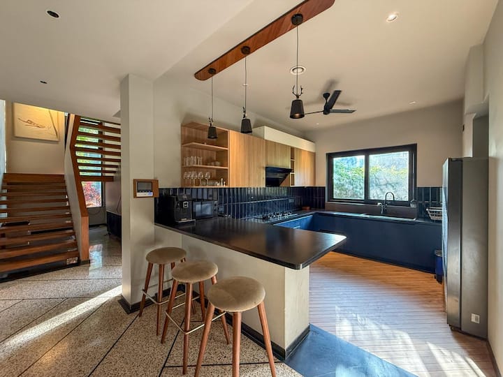 Full kitchen image 2