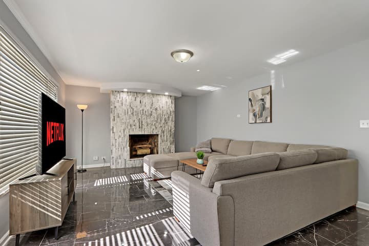 Beautiful Home Stay | Two Living Rooms/6 Queen Bed - Libertyville, IL