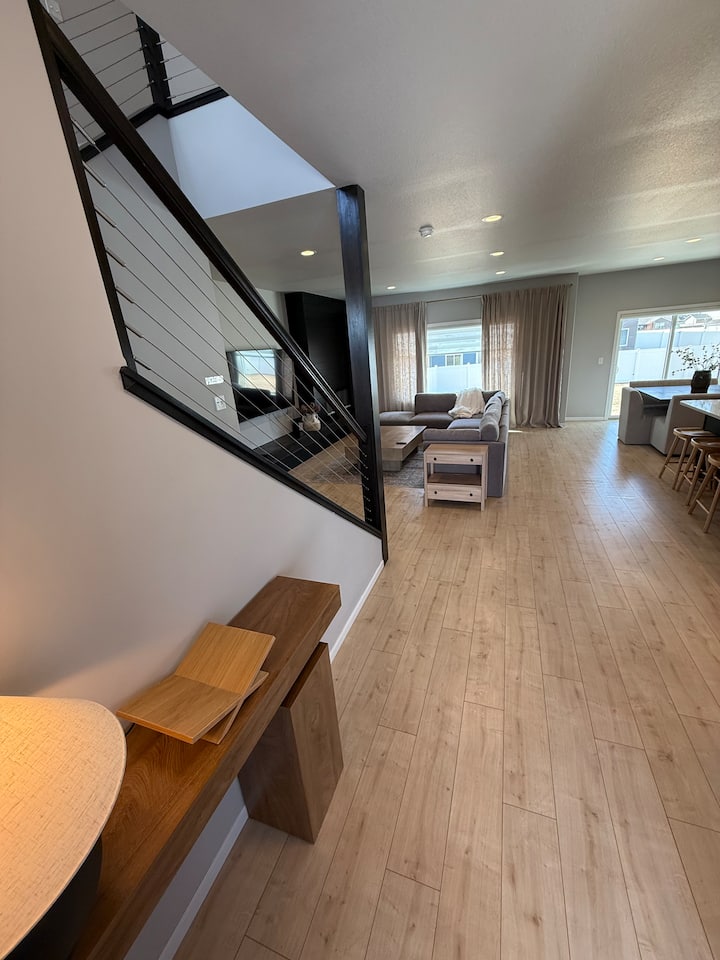 Luxury Fargo Home | 4br •Sleeps 10• Prime Location - Fargo, ND