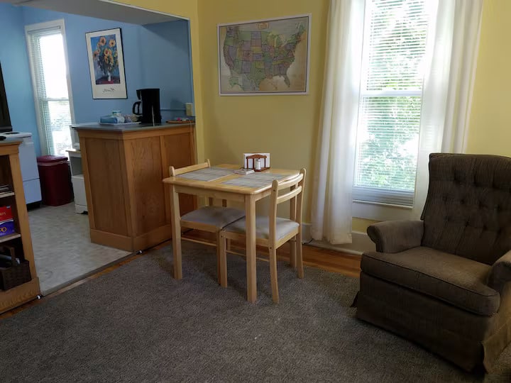 The Oakland Hideaway - A Private Apartment - Topeka, KS