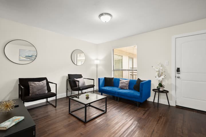 Modern 1br Apartment | Fast Wi-fi | Great Location - オースティン, TX