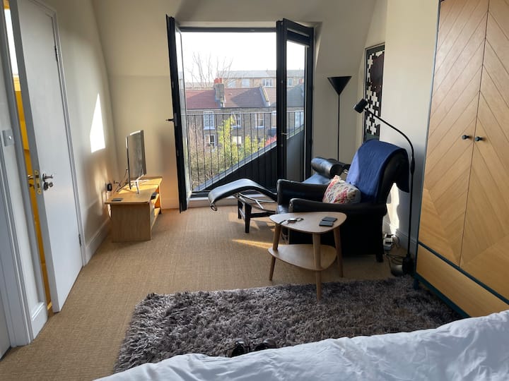 Loft Conversion With On-suite Bathroom - Londres
