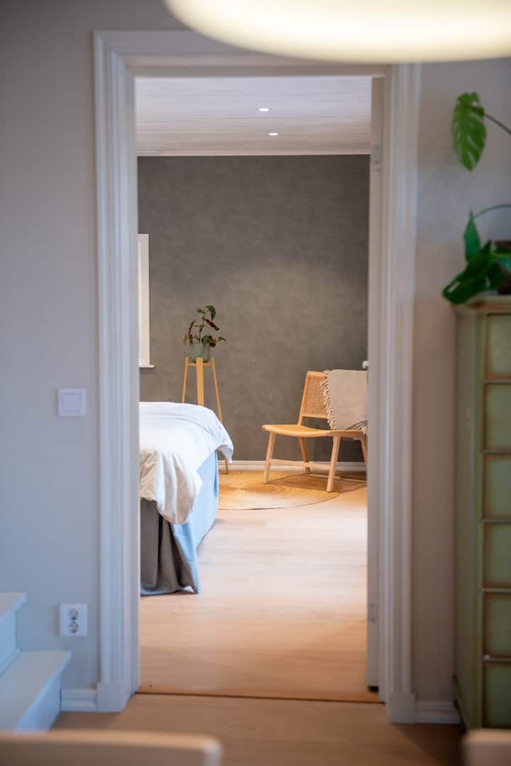 In Bedroom 1, there is: 1 bed, 160 cm. Directly adjacent to the bedroom is the laundry room with a toilet and sink.