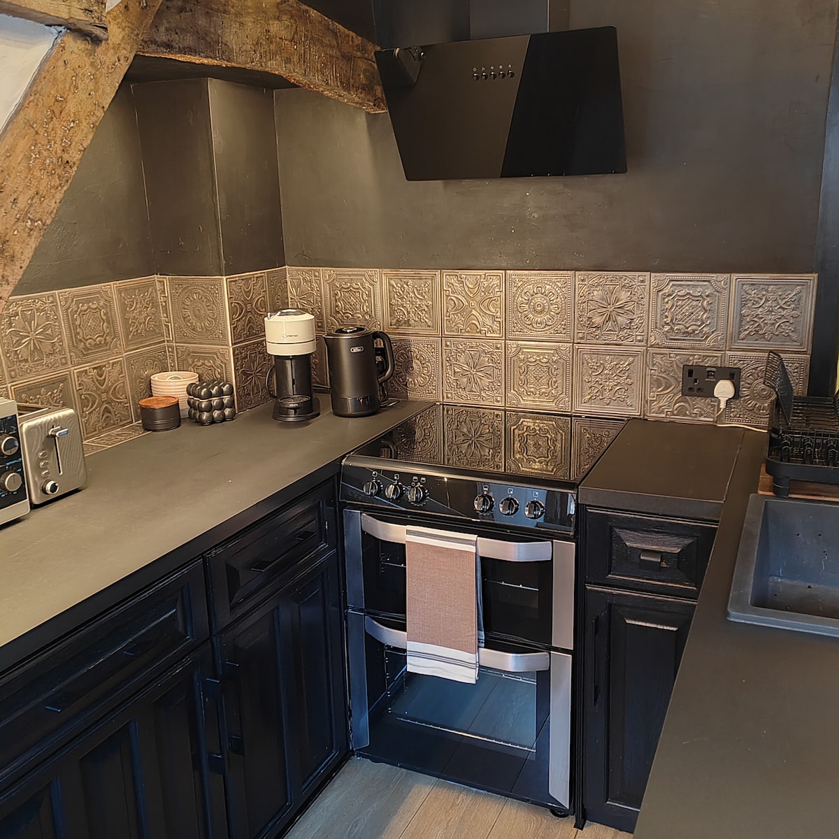 16th Century Heart of Norwich Apartment