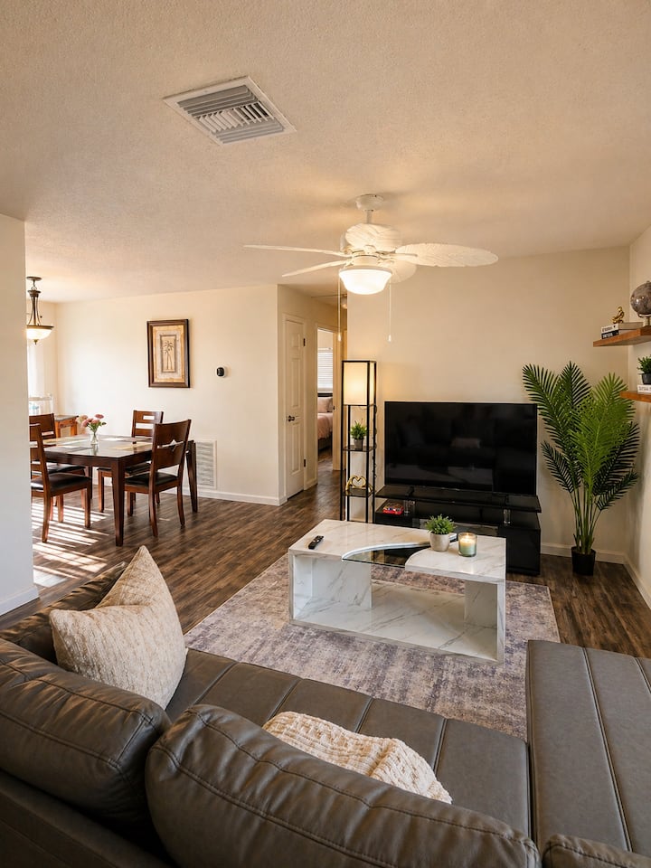 Cozy 3-bed, 2-bath Haven - Near The Beach! - Largo, FL