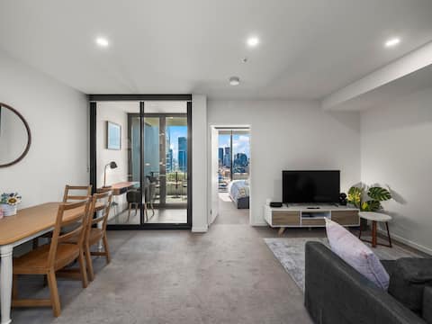 Successful Airbnb property: Million Dollar View Top Floor Apt. with Parking in South Brisbane