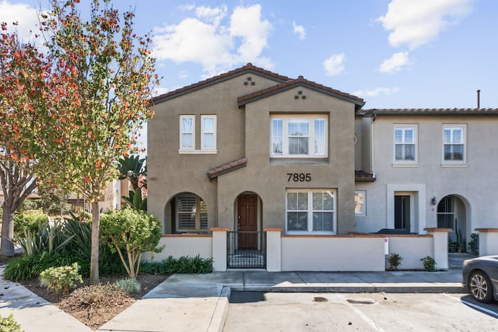 Spacious 3br Family Townhome | Pool + 2-car Garage - San Diego, CA