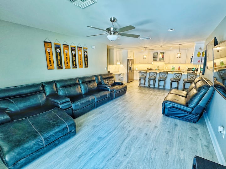 Stylish Pool House Close To Airport, Private Oasis - West Palm Beach, FL