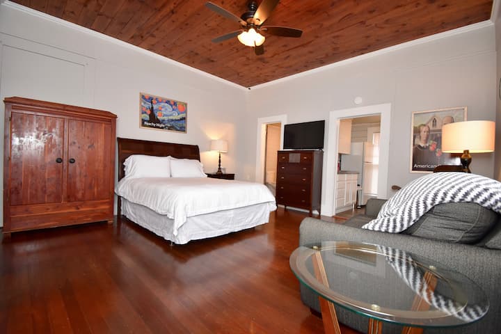 Efficiency Located in Downtown Ruston!