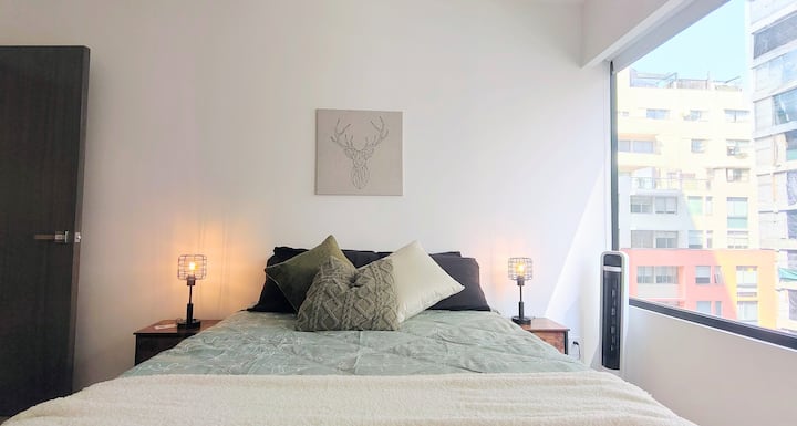 Recámara cómoda con dos camas matrimoniales, ideal para grupos o familias en CDMX.