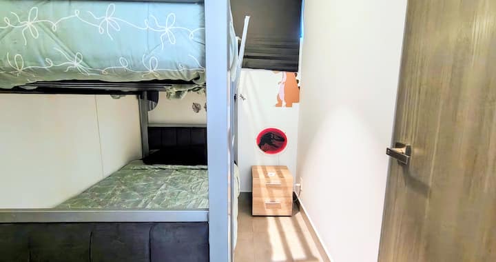Recámara funcional con litera, ideal para maximizar la capacidad de huéspedes en CDMX.