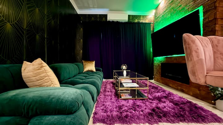 Le Velours Déco – Art Deco Retreat In East Village - Long Beach, CA