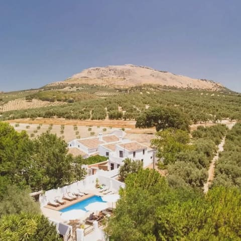 Heated Pool, Stunning mountain views, near Málaga