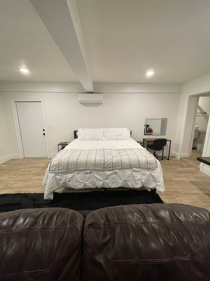Poolside Suite | 98” Tv | Sleeps 7 | 3 Rooms - Lake Wales, FL