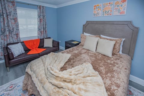 Top Airbnb: *New* 5 Star Apt | MINS to Hospitals & Downtown in Eastway / Sheffield Park
