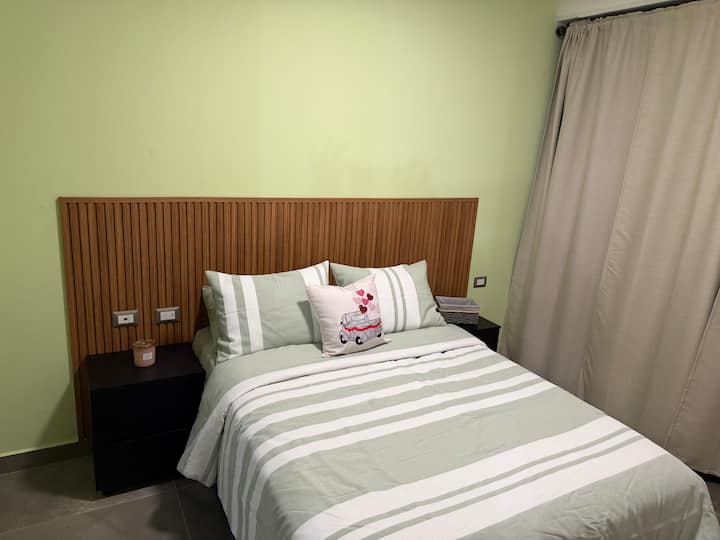 Un refugio tranquilo con un dormitorio amplio, vestidor y baño privado para mayor comodidad y privacidad