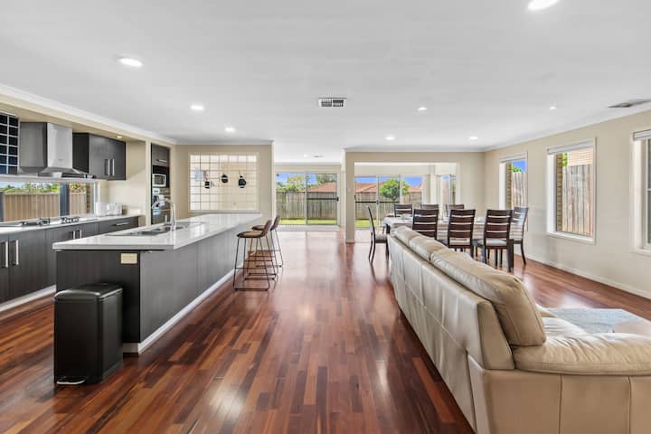 Spacious 2-storey 4br House–family Friendly - Brisbane