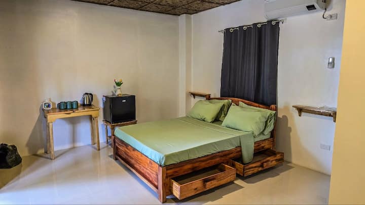 Lazy_coconuts Huts (Family Room/ Barkada Room) Rm1 - Bantayan