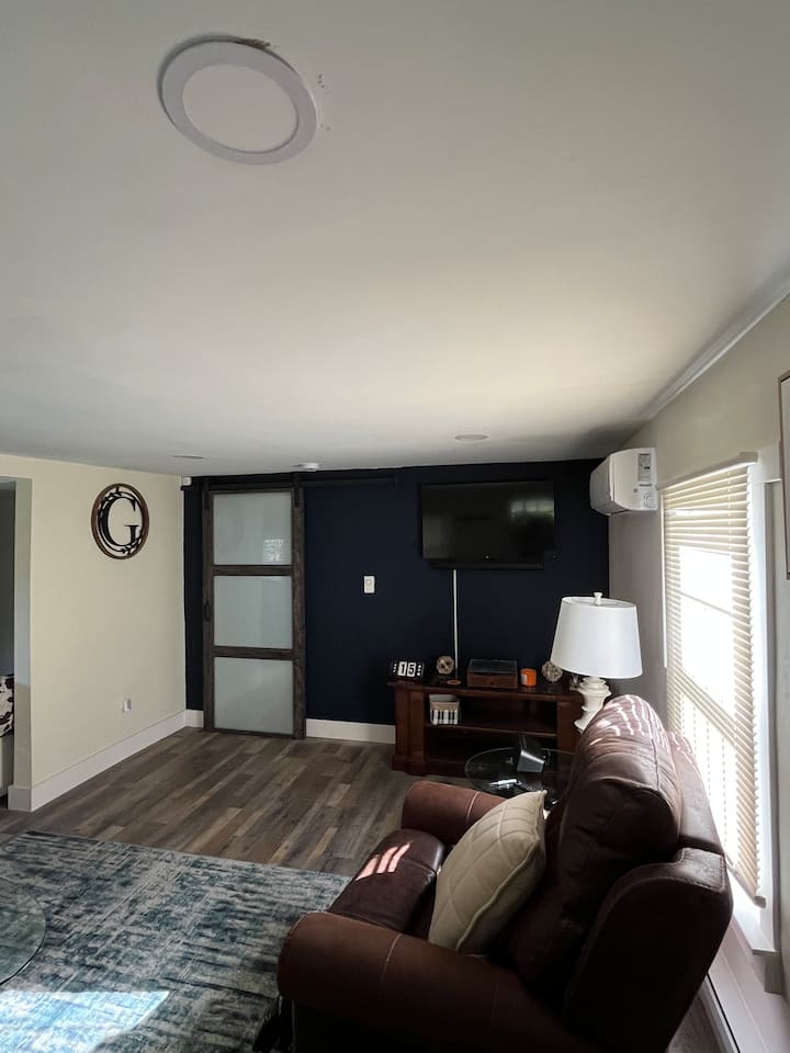 Inkster Cottage - Detroit Metro Wayne County Airport (DTW)
