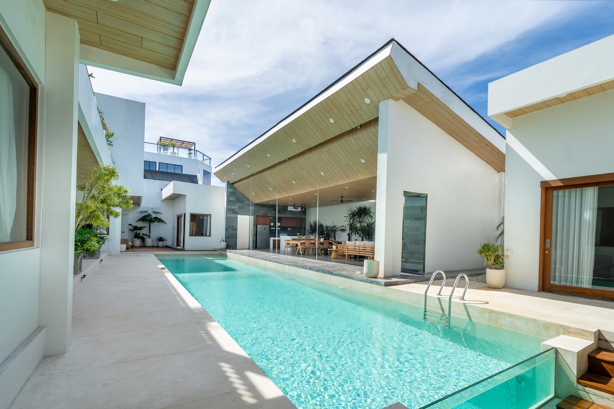 Villa in Mengwi · ★4.6 · 6 bedrooms · 1 bed · 6 baths รายการ Airbnb เปรียบเทียบ