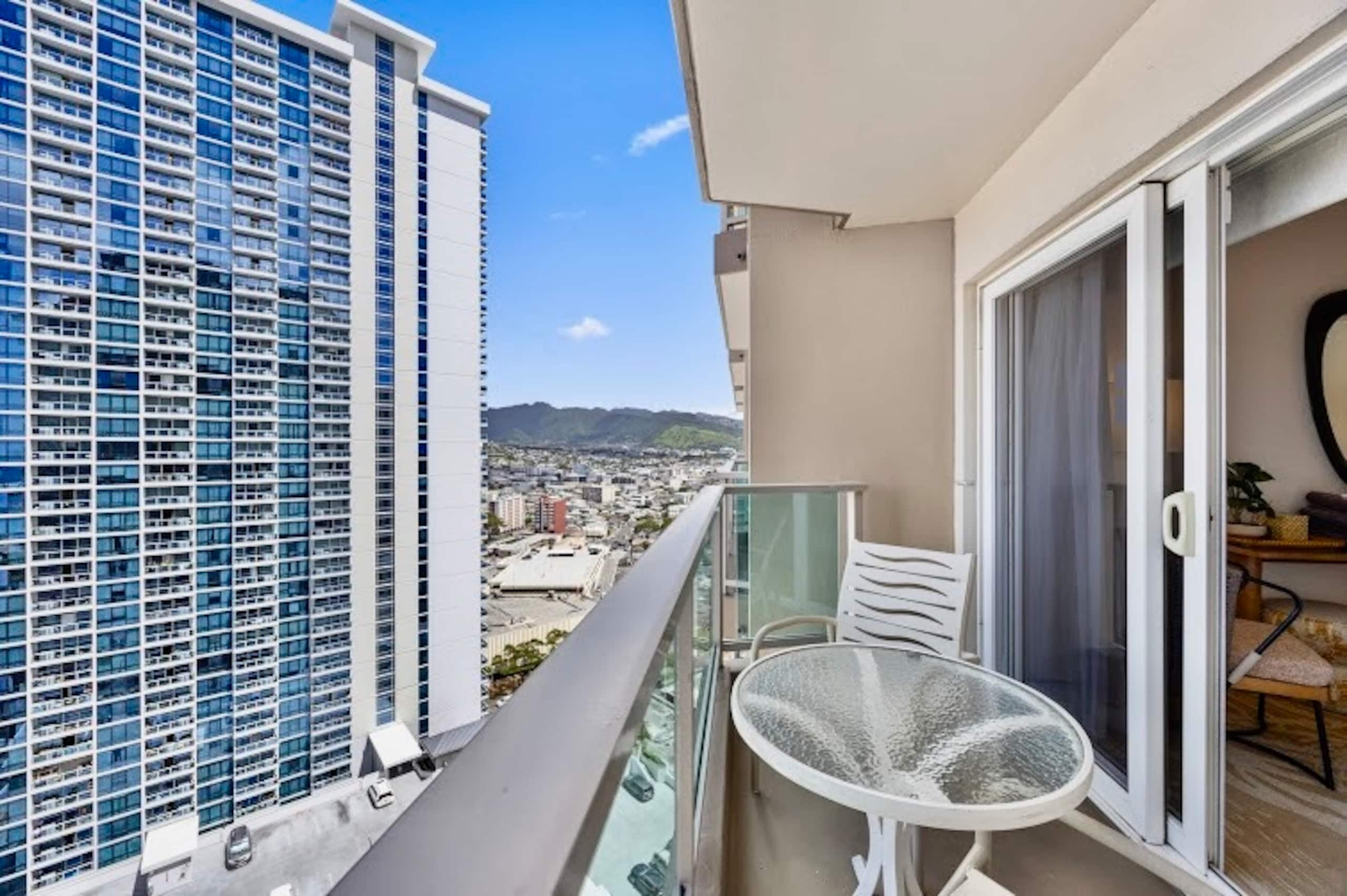 24F-Premier King Studio-Ala Moana Hotel-City View - Image 32