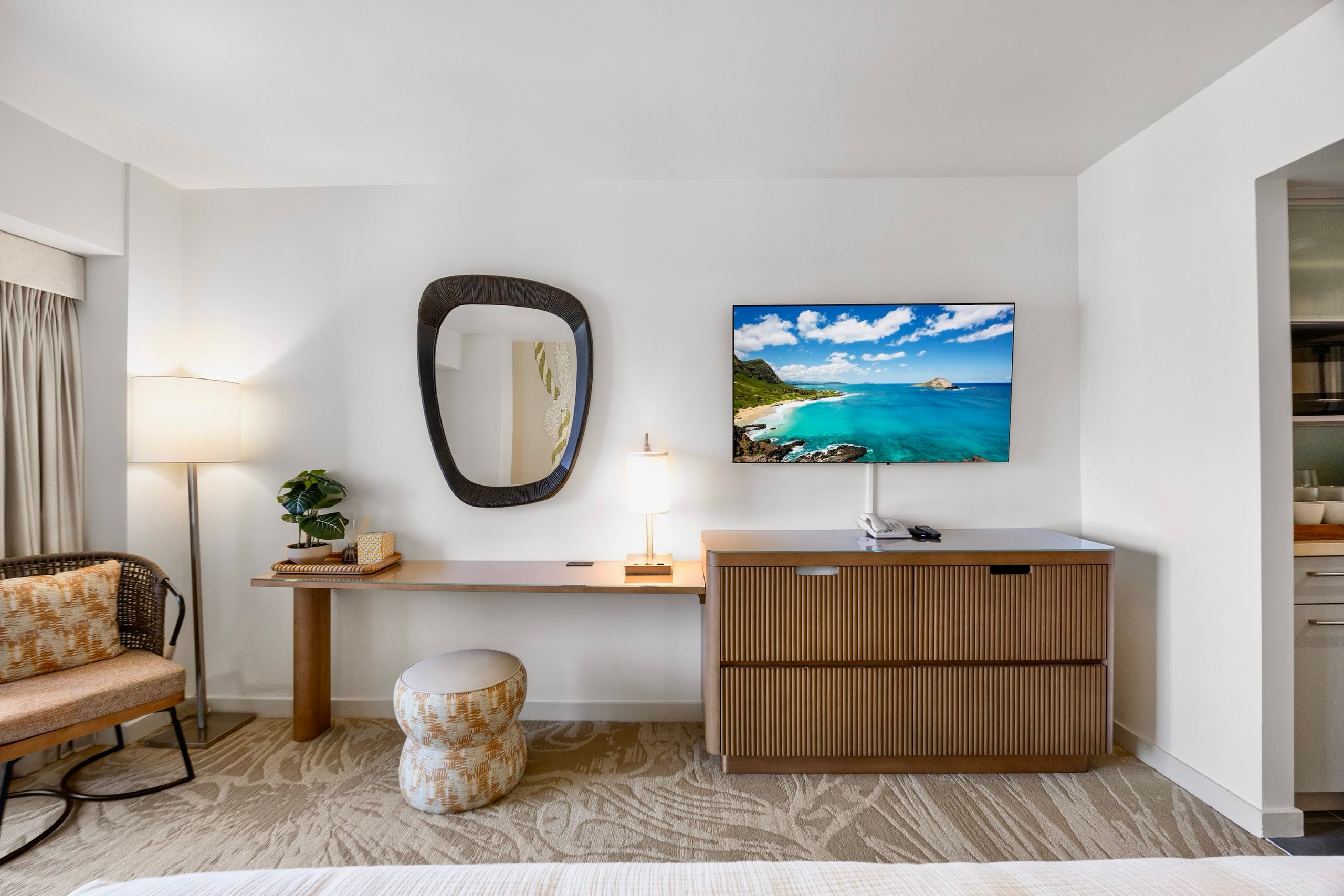 24F-Premier King Studio-Ala Moana Hotel-City View - Image 7